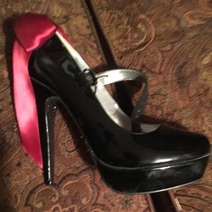 Glossy black heels with strap with modifications